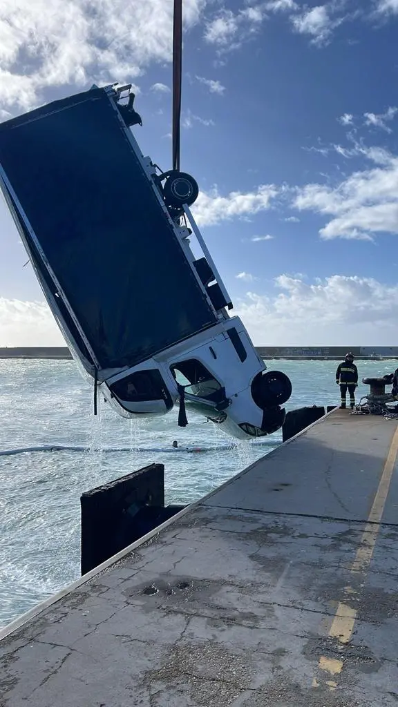 Camion in mare alla banchina 25