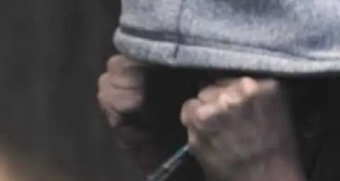 Minaccia un commerciante con una siringa sporca di sangue