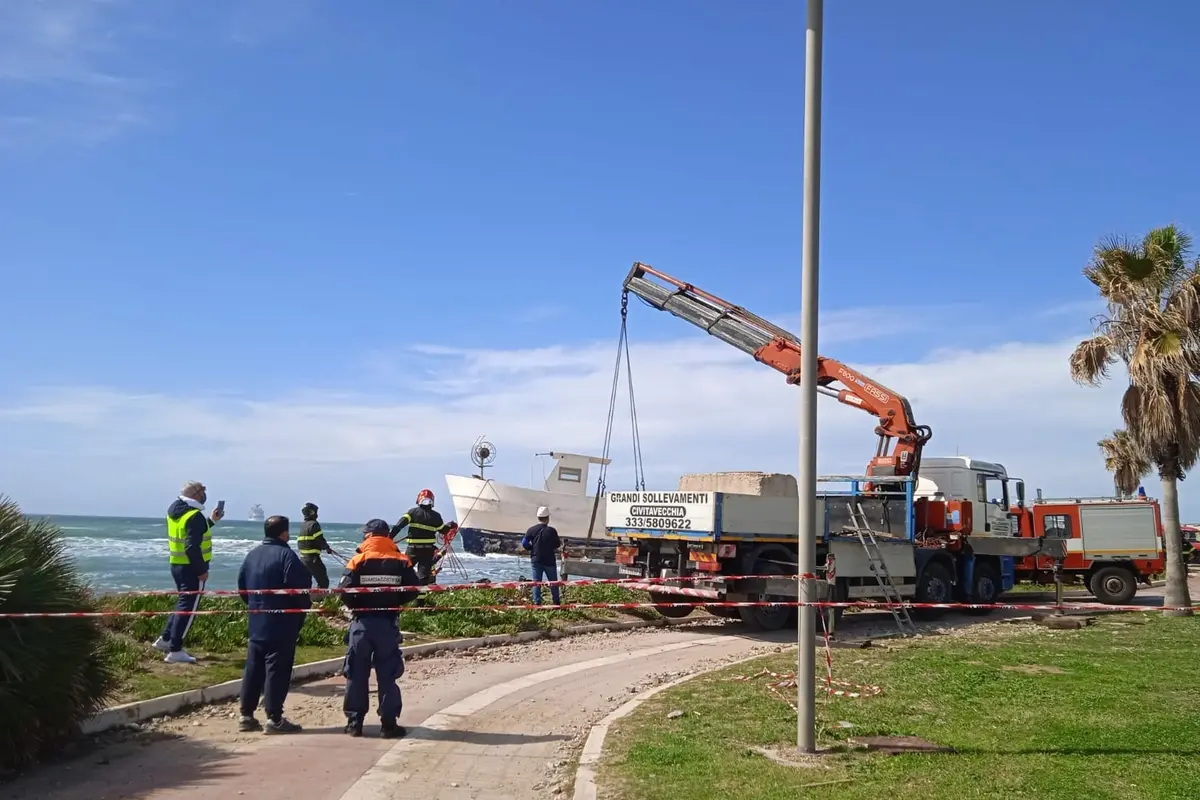 Portata alla Marina la barca alla deriva