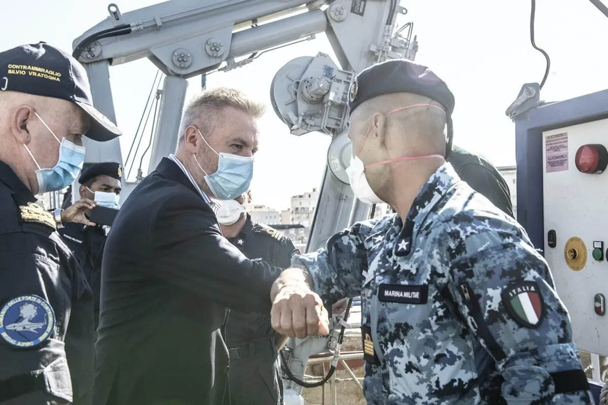 Il ministro Guerini in visita al porto di Civitavecchia saluta l'equipaggio del Cacciamine Numana