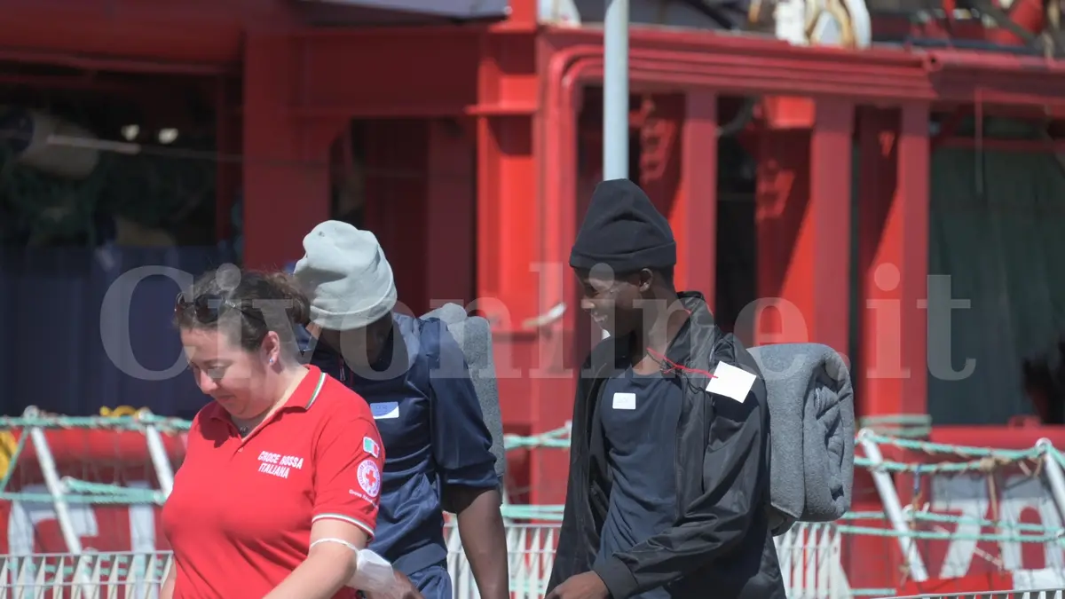 Ocean Viking in porto: sbarco dei 254 migranti