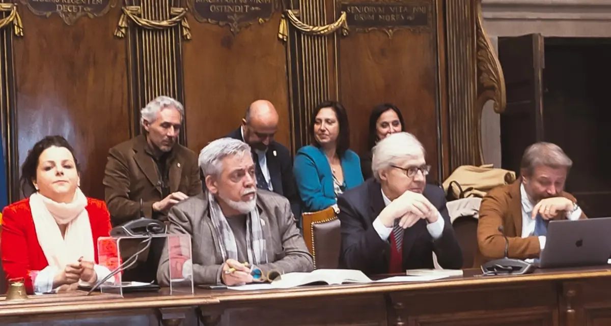 Sgarbi replica alle accuse di assenteismo: «Sono senza portafoglio»