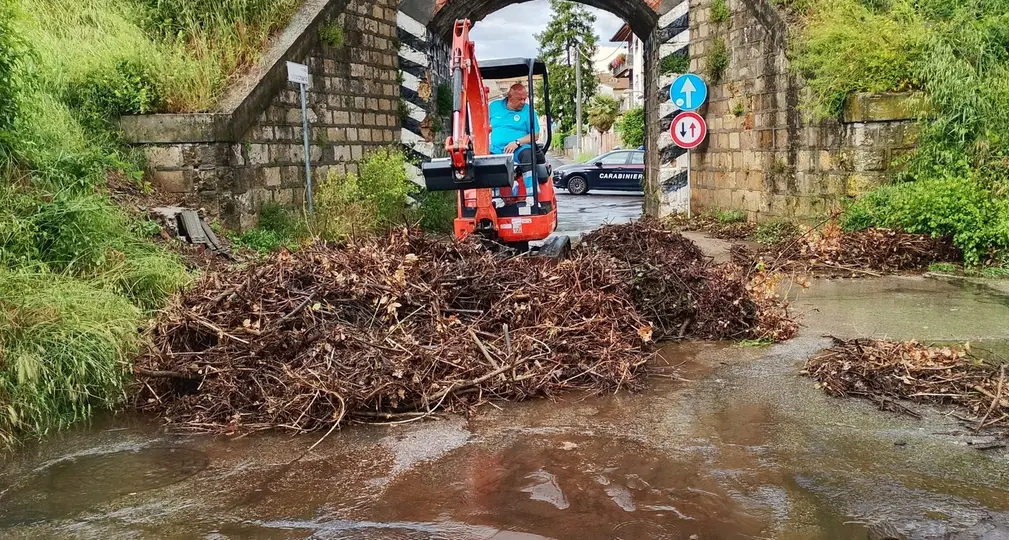 Viterbo, canale di scolo esonda per bomba d’acqua