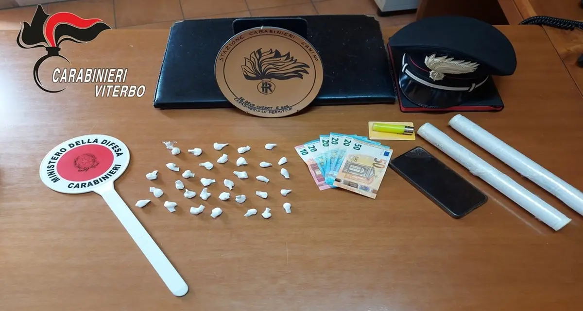 Sfondano la porta di casa di un pusher e trovano 33 dosi di cocaina e soldi