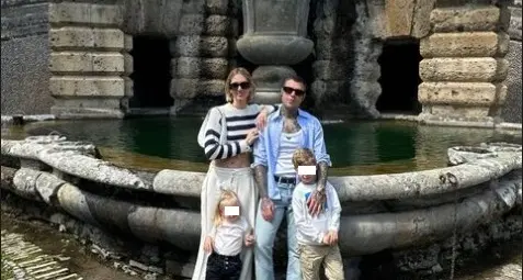 Chiara Ferragni e Fedez visitano palazzo Farnese a Caprarola