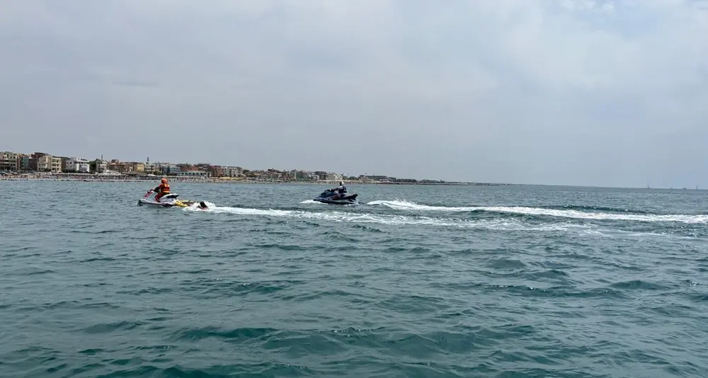 Si spinge al largo e rischia di affogare