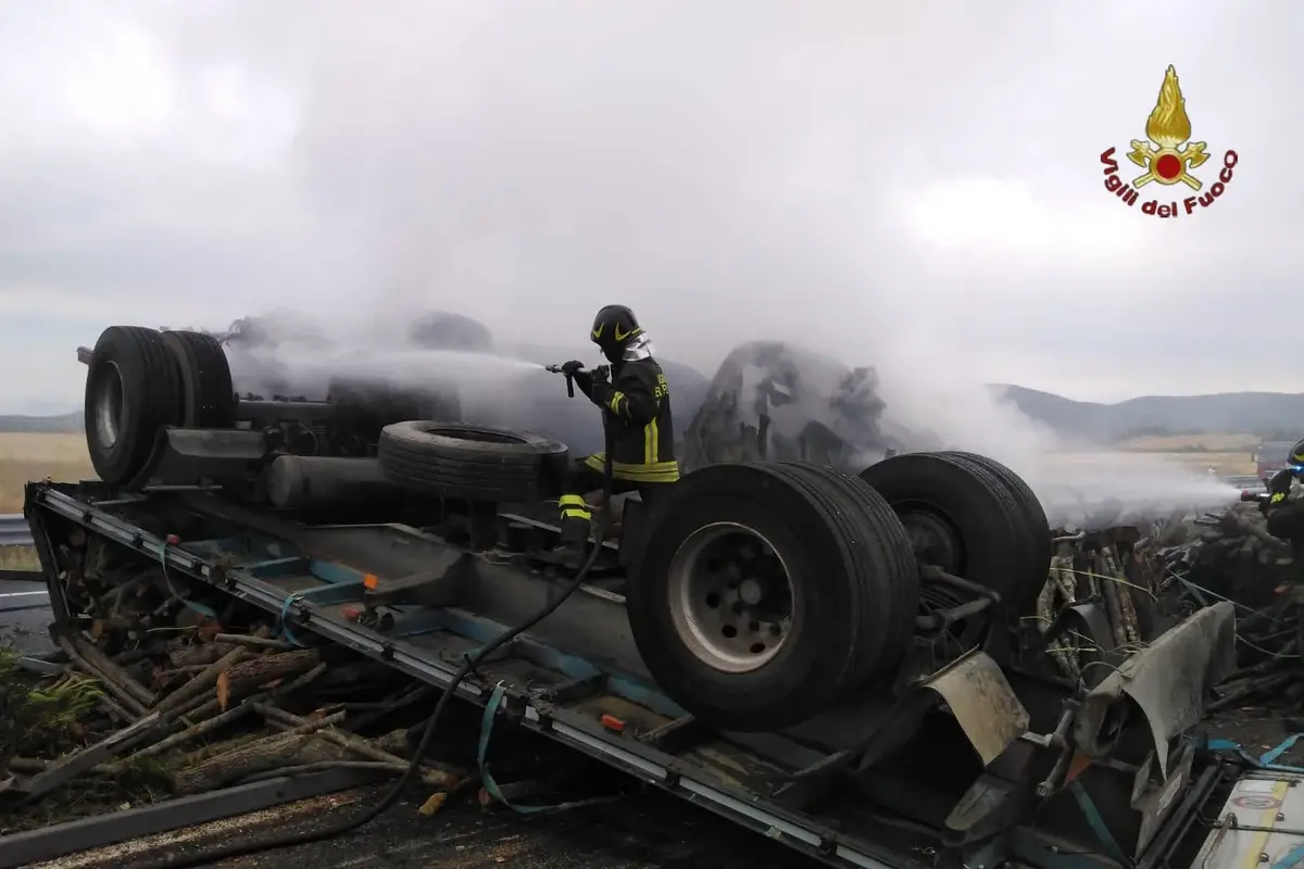 Camion in fiamme sulla Roma-Civitavecchia morto carbonizzato il conducente