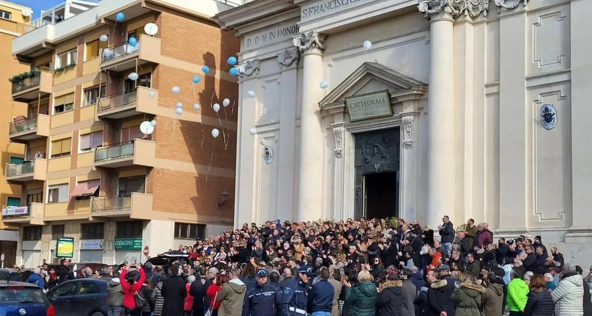 Buio pesto nelle strade intorno alla Cattedrale