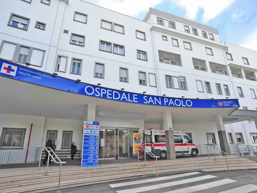 Donna al pronto soccorso con lividi evidenti: “È stato uno dei vostri colleghi medici”