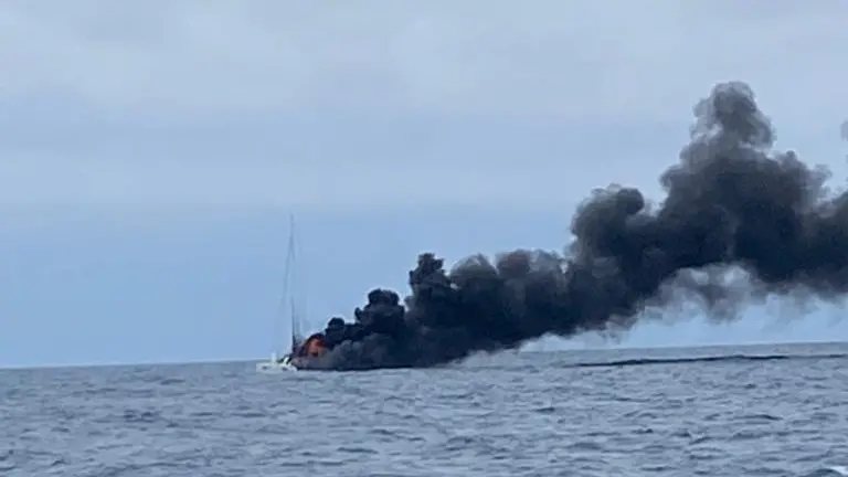 Catamarano in fiamme a largo di Civitavecchia