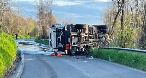 Si ribalta autocisterna con 12mila litri di gasolio, chiusa la Bassanese