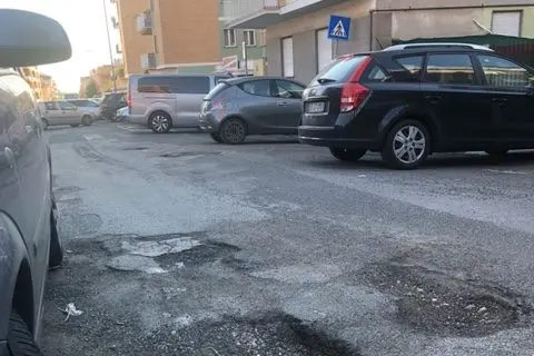 Buche come crateri in via Ansedonia