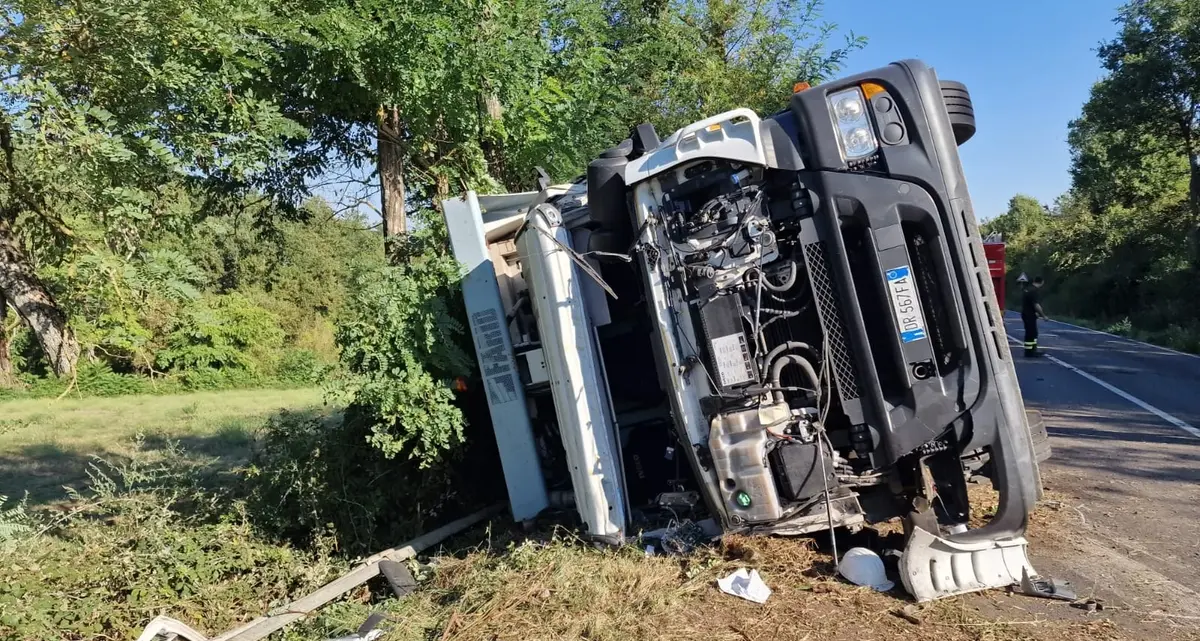 Viterbo: camion dei rifiuti si ribalta, grave il conducente