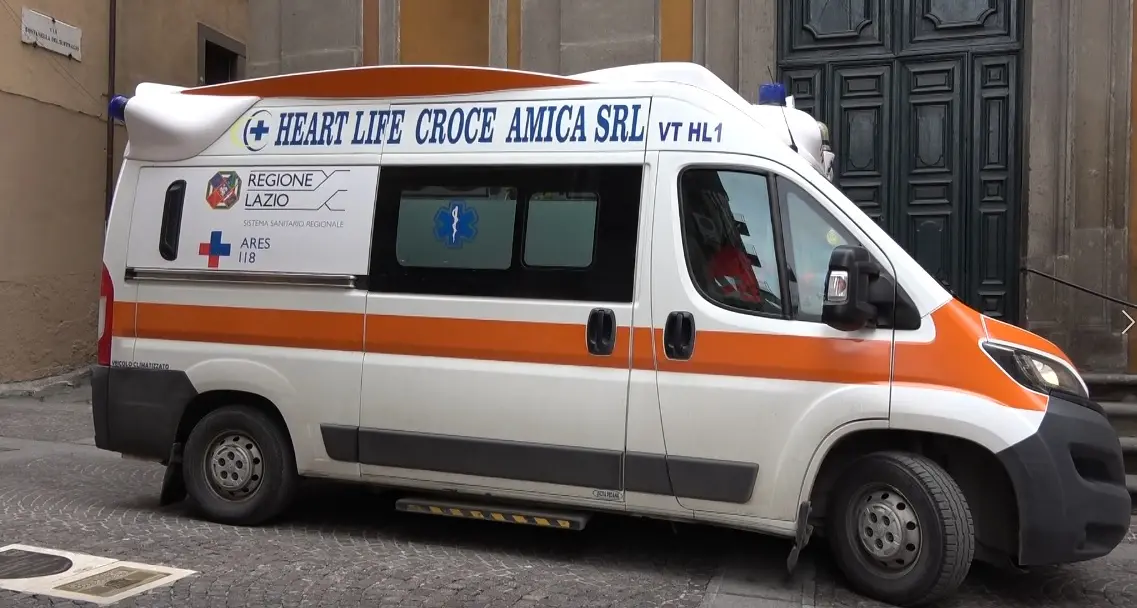 Viterbo, sorpreso a bucarsi tra l’erba alta in pieno centro