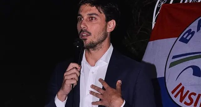 Il sindaco Emanuele Maggi nel mirino dei no vax