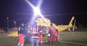 Auto contro albero: gravissimi due giovani