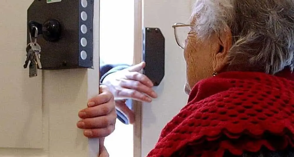 Tentano di truffare un’anziana, lei non ci casca e li fa arrestare