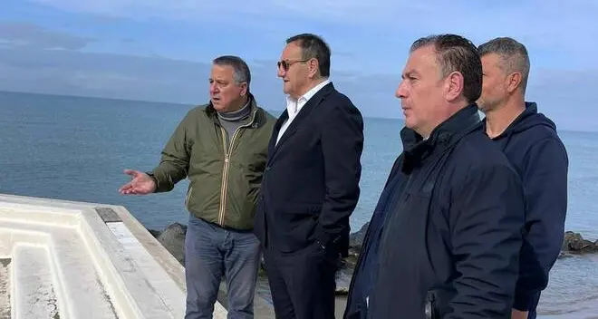 Mareggiate e conta dei danni: il sopralluogo a Fregene