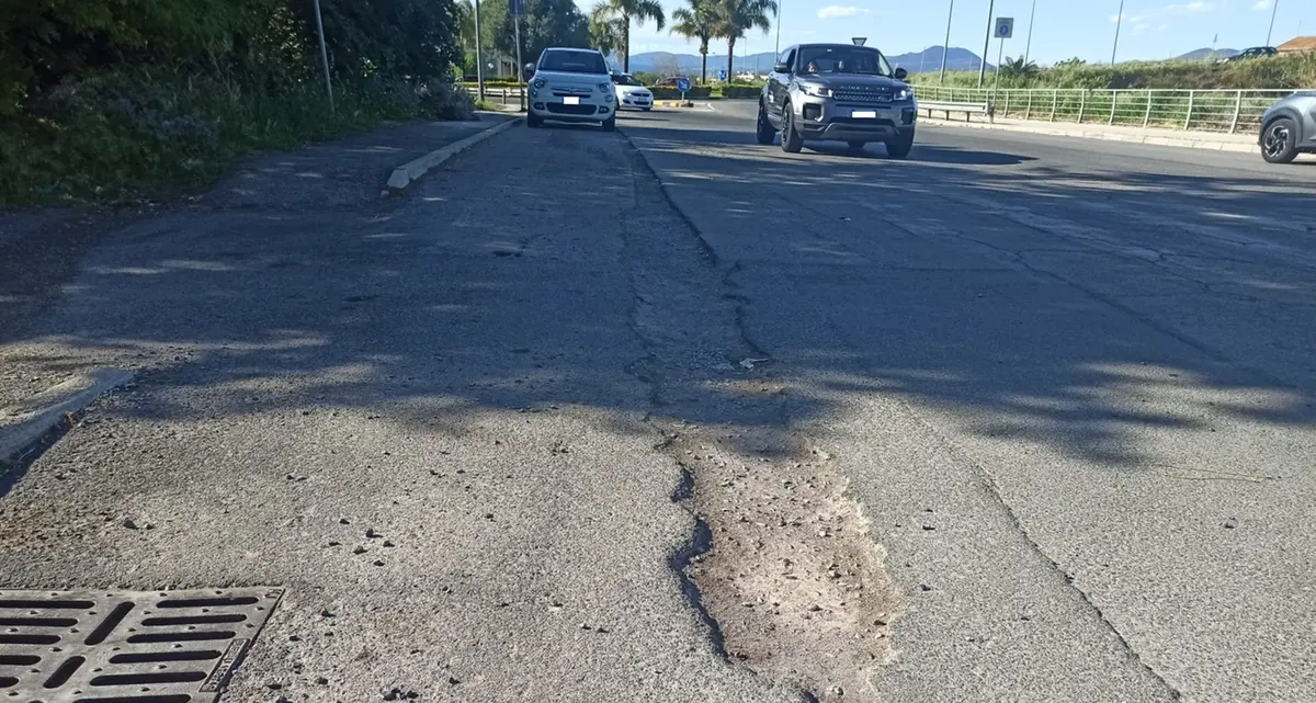 Marciapiedi e strade off limits, protestano disabili e automobilisti