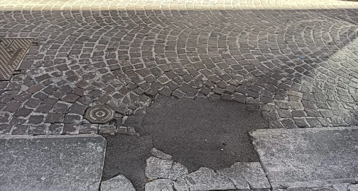 «A distanza di pochi anni dai lavori in via Cairoli tornano gli avvallamenti dei sampietrini»