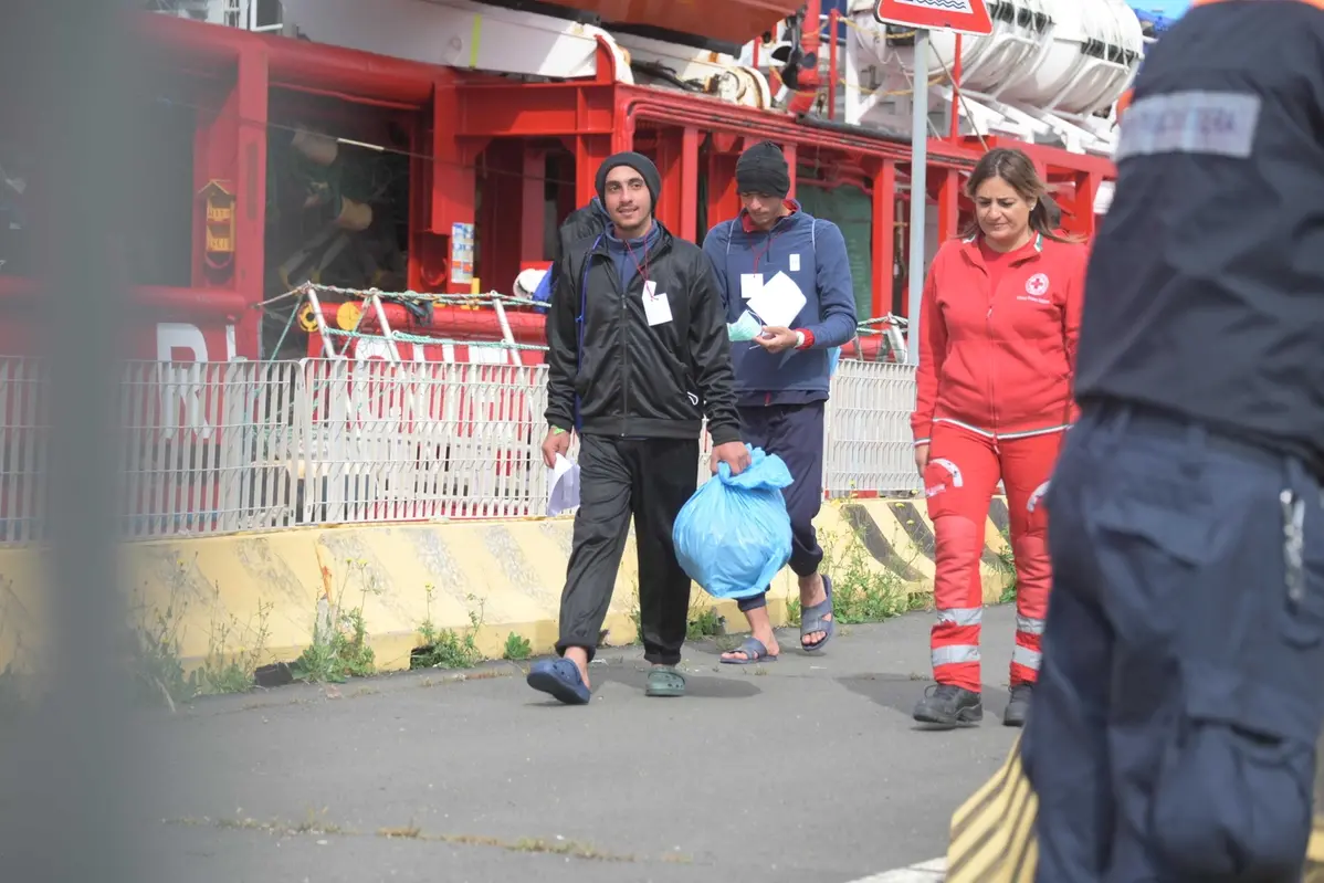 Sbarco migranti Ocean Viking al porto di Civitavecchia