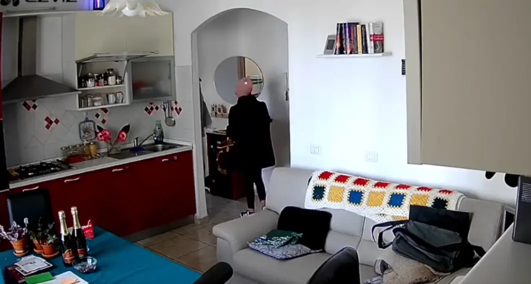 Vestita con pelliccia e borsa griffata, ruba in un appartamento