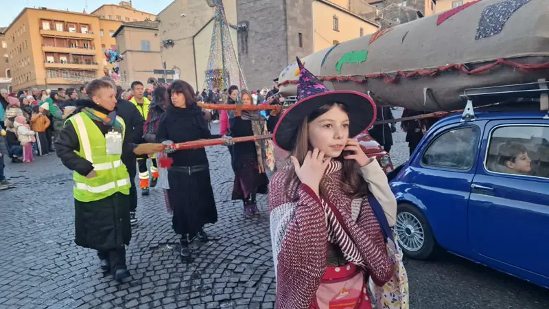 La Calza della Befana più lunga del mondo sfila a Viterbo