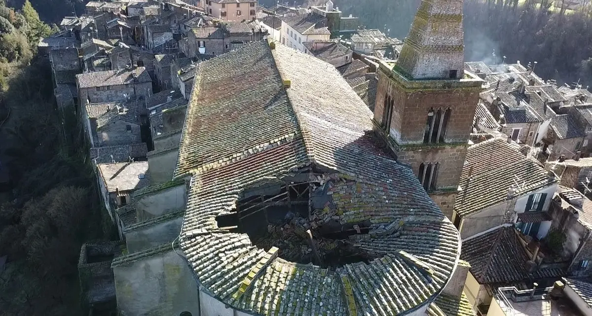 Crolla parte del tetto del duomo di Capranica