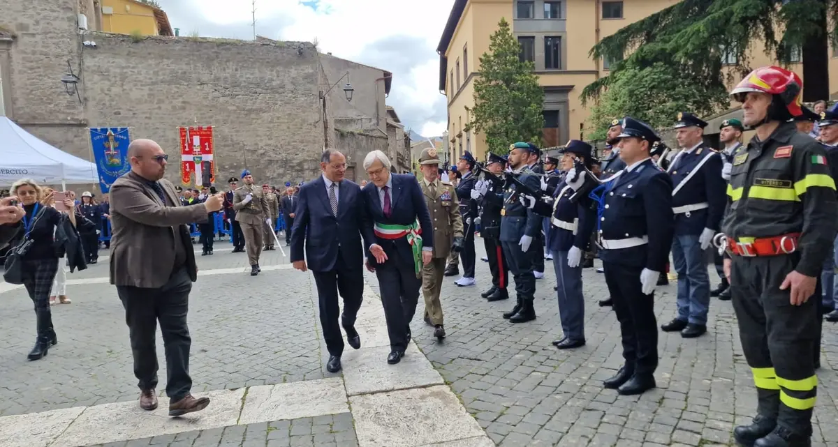 25 Aprile, Sgarbi contestato alle celebrazioni in piazza San Lorenzo