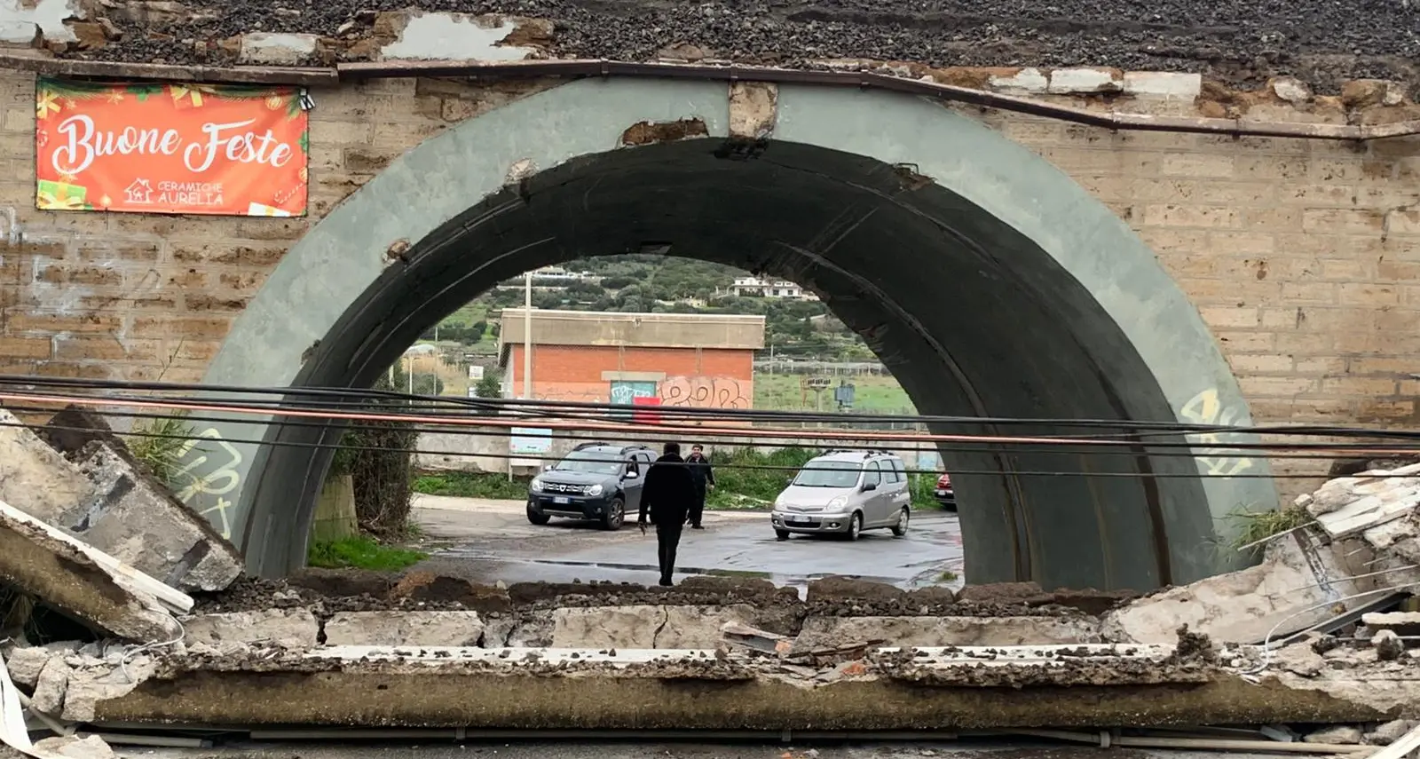 Crollo del parapetto disagi ferroviari e caos in stazione