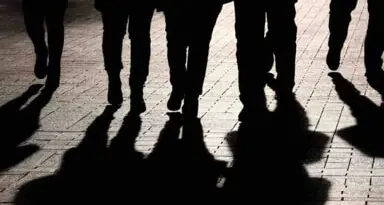 Ragazzo seguito fino a casa e picchiato da ignoti