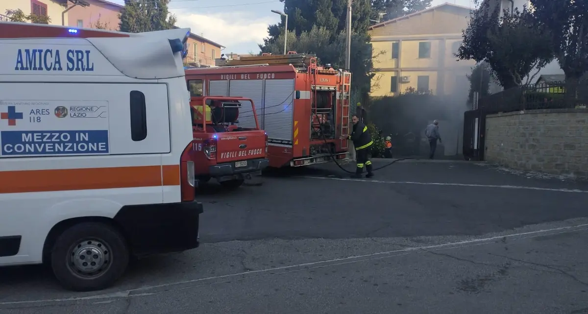 Incendio in un garage, paura in una casa di Cellere