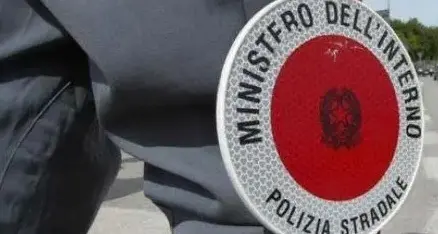 Uso del telefono alla guida, ritirate 7 patenti a Viterbo