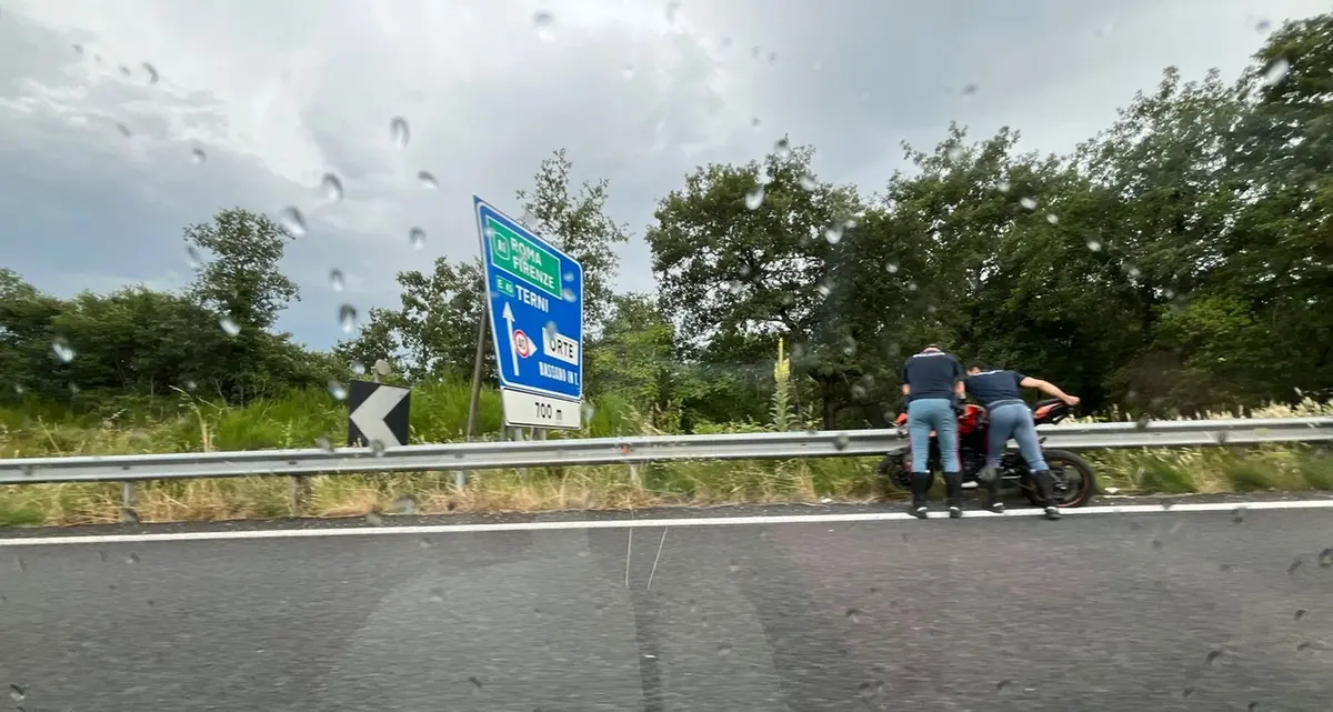 Fuori strada con la moto: muore un centauro