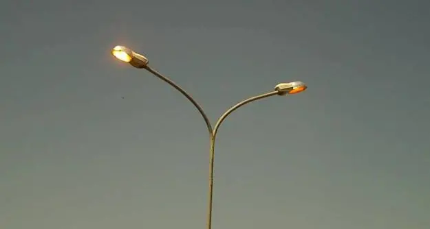 «Accendete le luci dei lampioni»