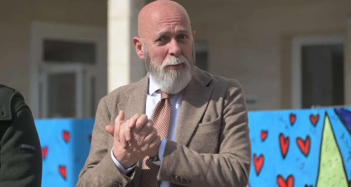 Rimpasti e rinvii elettorali: la gara del ridicolo