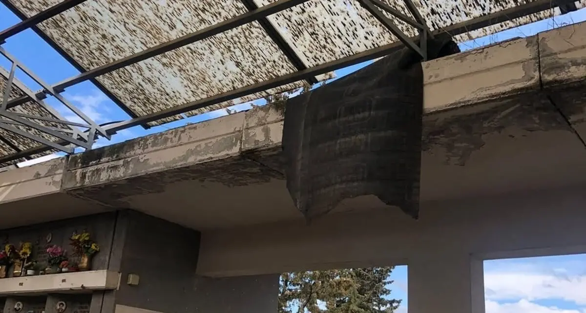 «Cimitero nel degrado tra disservizi e guasti»