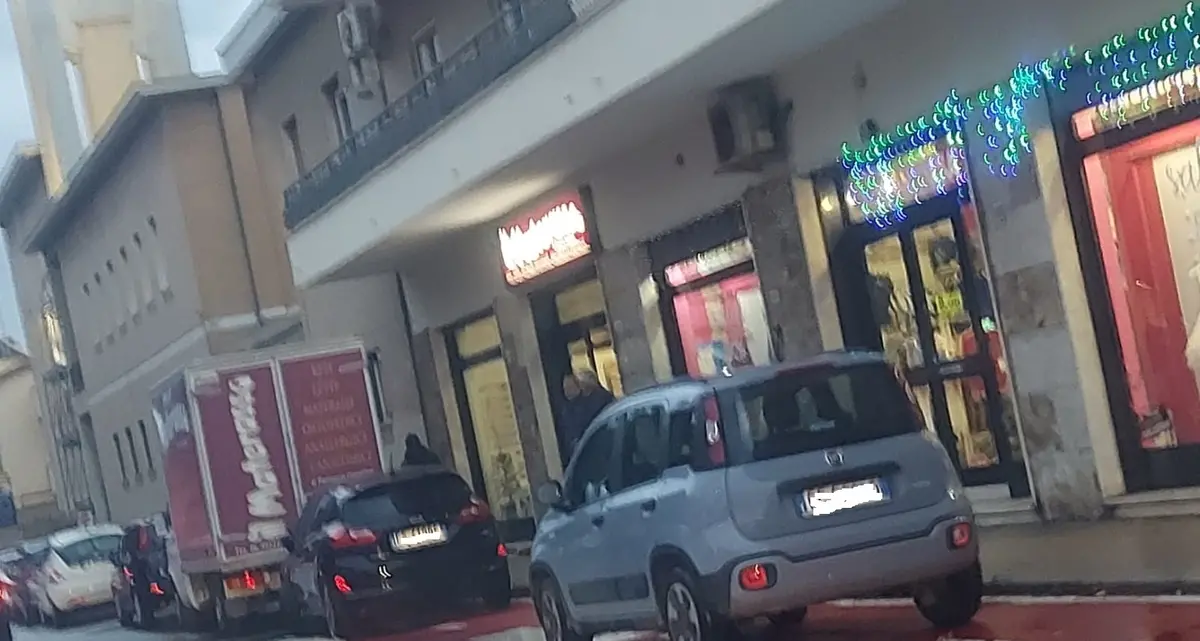 Mancano i parcheggi, auto in fila sulla ciclabile