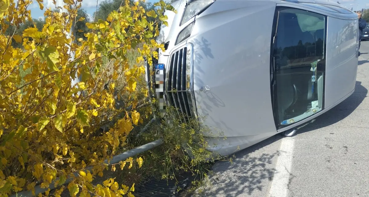 Viterbo: Mercedes perde il controllo e si cappotta