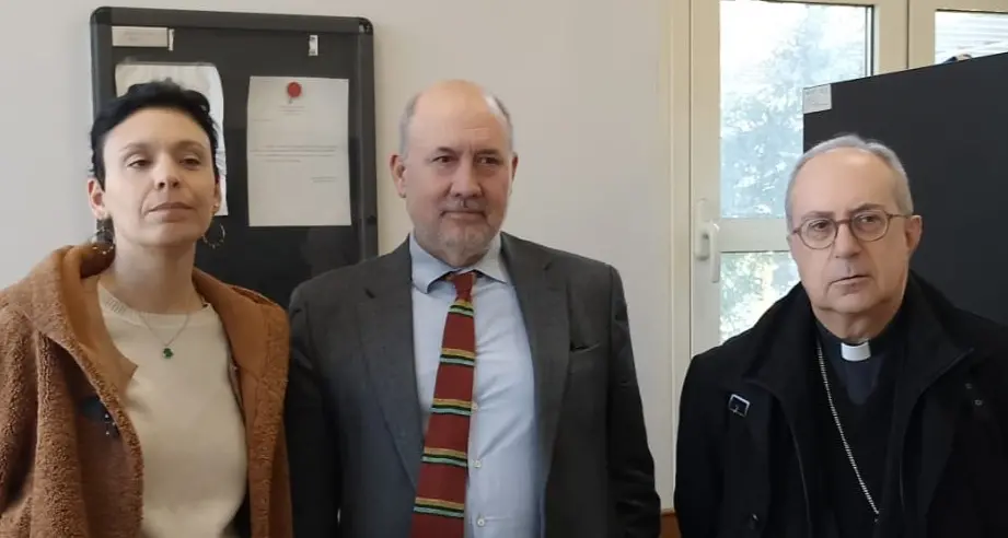 Il vescovo Ruzza tra i migranti di Ponte Galeria