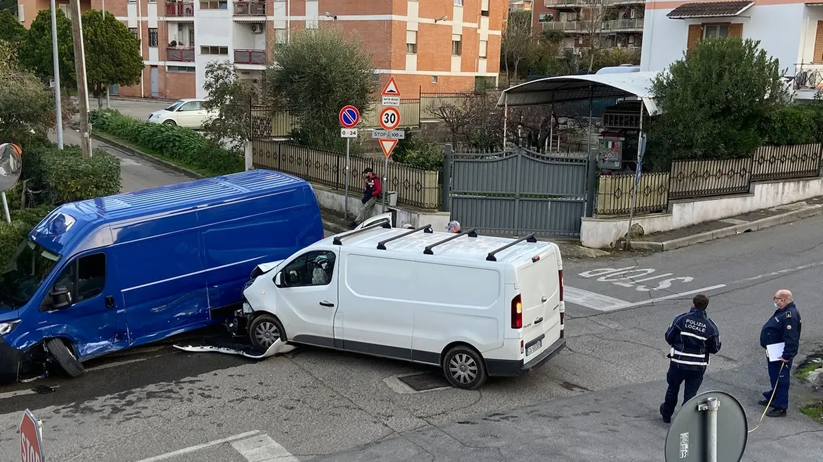 Scontro tra due furgoni a San Gordiano