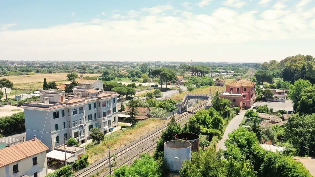 Le antiche cisterne dell'impianto ferroviario di Palo Laziale