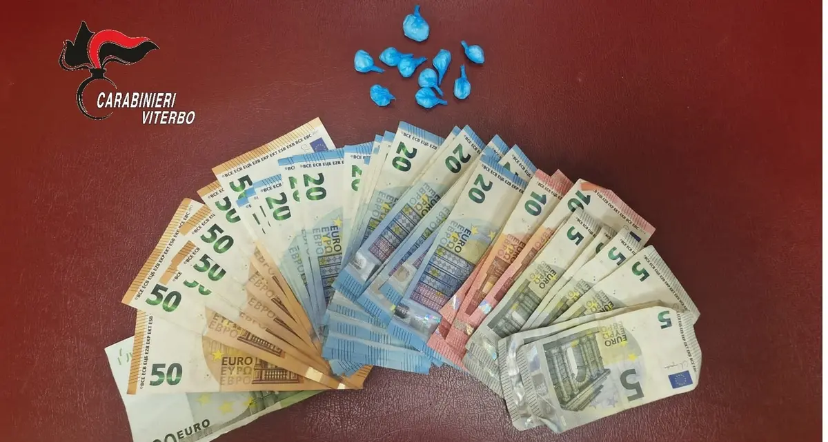 Trovato con 10 dosi di cocaina e 1000 euro in contanti, arrestato un pusher