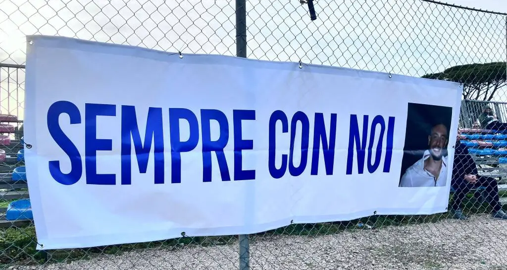 Lacrime, fiori e fumogeni: così la città ricorda Manuel Mura