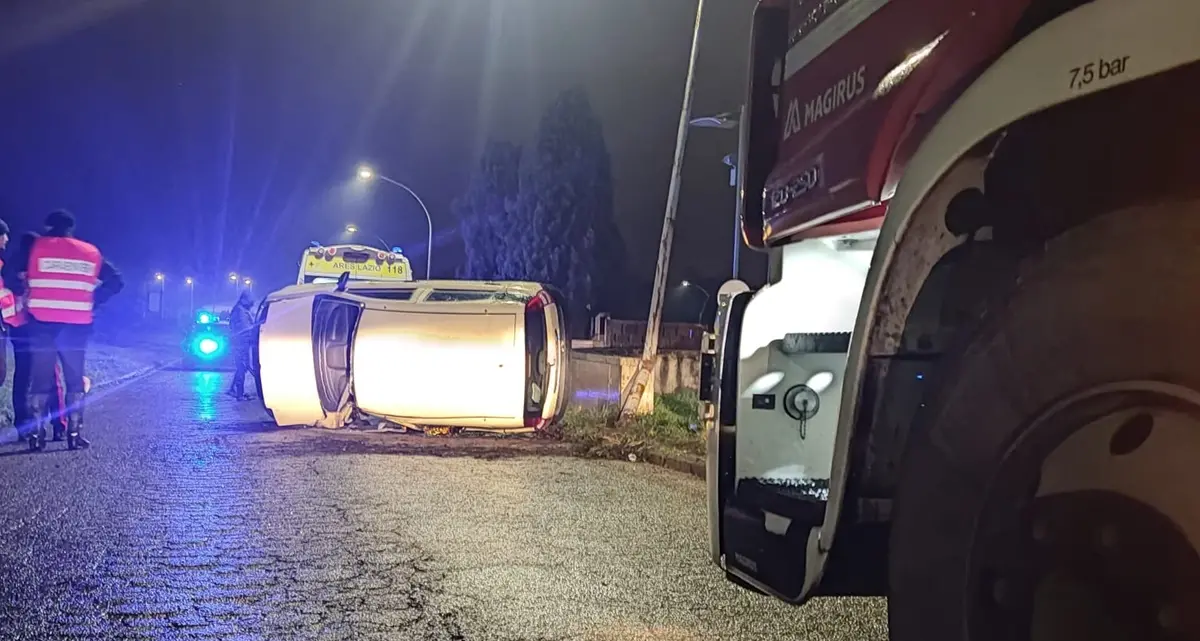 Si ribalta con l’auto e rimane incastrato nell’abitacolo, ferito un 23enne