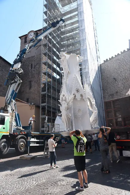 L'assemblaggio della macchina di Santa Rosa