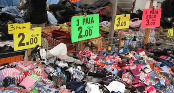 “Mercato settimanale fuori dai parcheggi del centro storico”