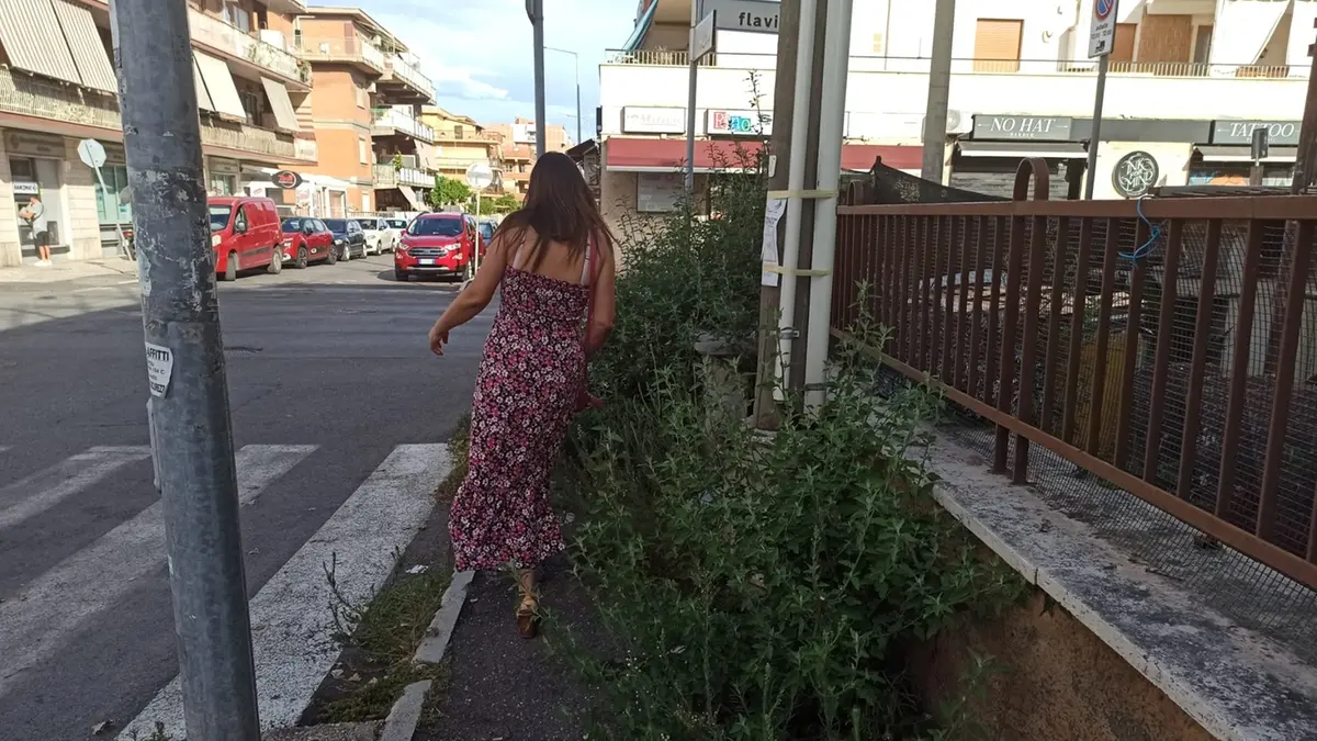 Ladispoli, marciapiedi tra sterpaglie ed erbacce. Monta la protesta dei residenti