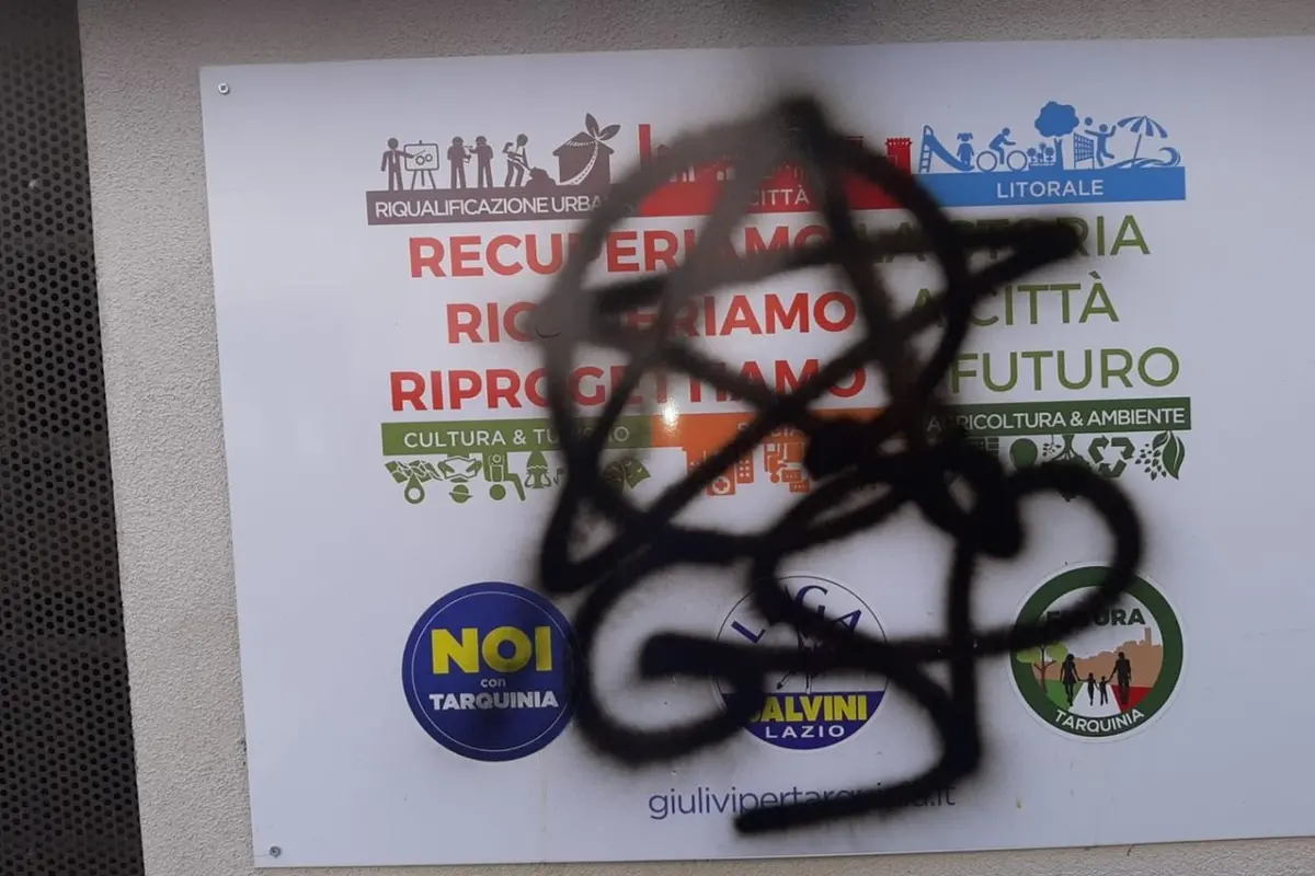 Vandalizzate le sedi della Lega di Tarquinia e Viterbo con scritte inneggianti alle Brigate rosse