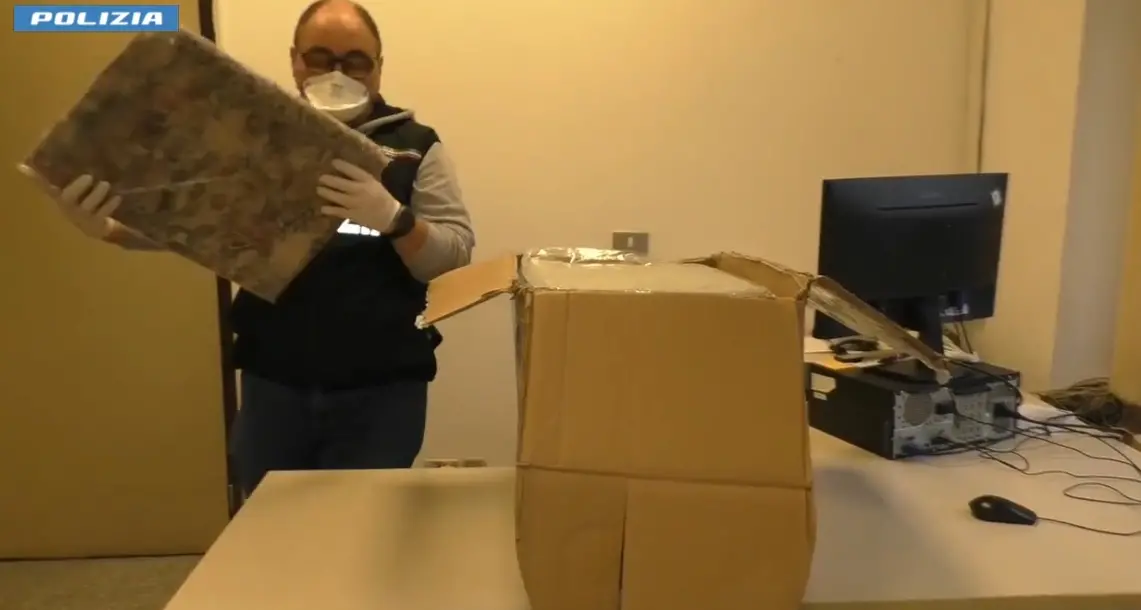 Si fa consegnare biancheria intrisa di droga